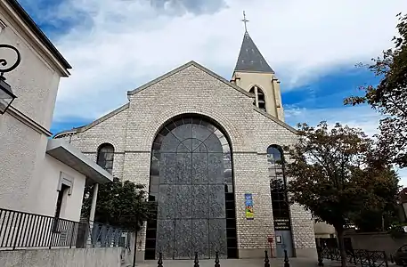 Le parvis et la façade, avec la porte monumentale de Pierre Sabatier.