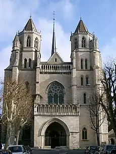 Les deux tours de la cathédrale Saint-Bénigne de Dijon ont des abat-sons à chaque étage.