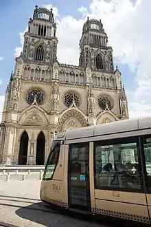 Le tramway devant la cathédrale