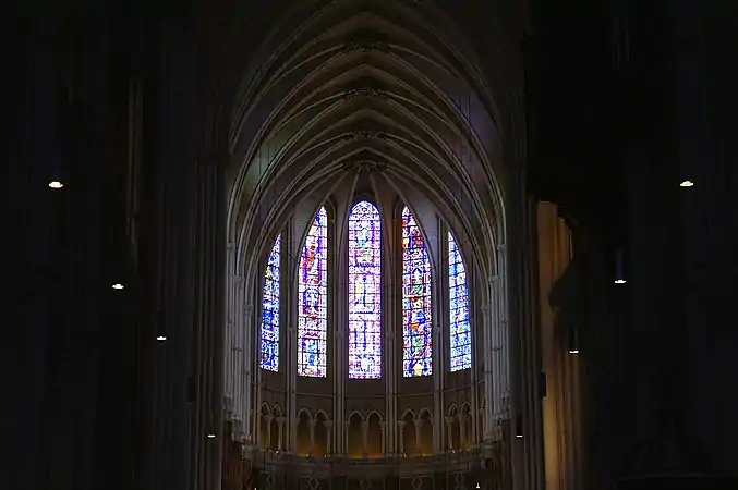 Vitraux du chœur de la cathédrale Notre-Dame de Chartres : vue depuis le fond de la nef.