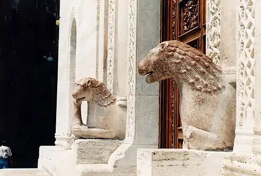Les lions de pierre de la façade secondaire.