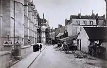 Dans les années 1860, dans la voie bordant le côté sud de la cathédrale Notre-Dame-de-l'Annonciation de Moulins (l'actuelle rue Louis-Mantin), aux pieds de l'édifice, monseigneur de Dreux-Brézé pose avec probablement le curé ou le doyen du chapitre de Moulins, et sans doute les architectes Eugène Millet et Paul Selmersheim. Sur cette photographie de Charles Marville, est également visible l'avancement des travaux d'agrandissement du monument.