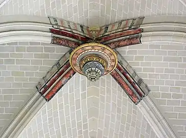Clé de voûte pendante ornée (cathédrale Saint-Pierre-et-Saint-Paul de Nantes, France).