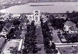 Vue aérienne de la cathédrale avant 1970.
