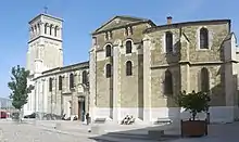 La cathédrale Saint-Apollinaire, vue de la place des Ormeaux dans le Vieux Valence