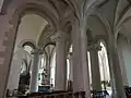 L'ancienne croisée du transept, qui porte le clocher, avec ses colonnes du début du XXe siècle.