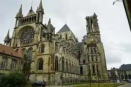 Le palais touche la cathédrale.