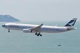 B-HLL, l'Airbus A330-300 de Cathay Pacific impliqué, ici en juillet 2011, un an après l'incident.