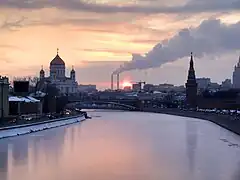 Coucher de soleil sur la Moskova et sur la cathédrale