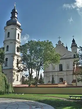 La cathédrale avec son campanile à gauche.