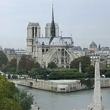 Chevet de la cathédrale Notre-Dame de Paris au-dessus du square Jean-XXIII.
