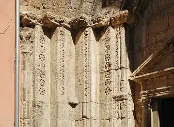 Piédroits ornés de frises et de rosettes.