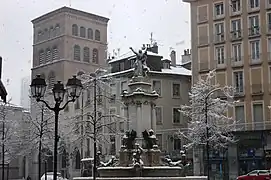 Fontaine et cathédrale sous la neige