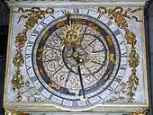 Vue d'une horloge. Les 24 heures, les 12 signes du Zodiaque et les positions du Soleil et de la Lune y sont représentés.