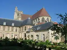 L'ensemble de la cathédrale vue d'est en ouest. À l'avant-plan une aile du palais archiépiscopal.