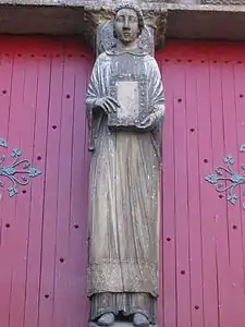 Cathédrale Saint-Étienne de Sens : statue de saint Étienne sur le trumeau du portail central de la façade occidentale (fin du XIIe siècle).