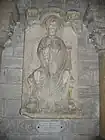 Statue de saint Thomas Beckett sous une des arcatures romanes du déambulatoire.