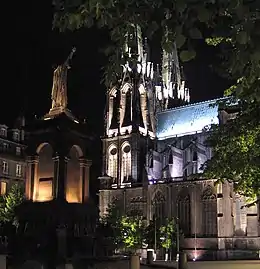 La cathédrale et la statue d'Urbain II, place de la Victoire