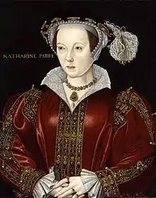 Portrait d'une femme au teint pâle portant une ample robe rouge et dorée