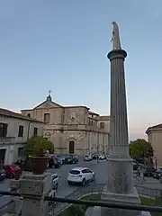 La colonne de l'Immaculée Conception (1954) et la cathédrale de Squillace.