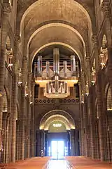 Les orgues sur la tribune au-dessus du narthex.