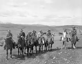 Groupe de cow-boy canadiens escortant du bétail, 1947