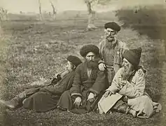 Juifs des montagnes portant la chokha, après une journée de travail, v. 1898.