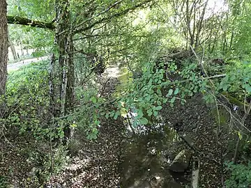 Le Caudeau au nord du lieu-dit la Mouline, en limite de Clermont-de-Beauregard (à gauche) et Saint-Georges-de-Montclard.