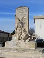 Le monument aux morts sur une place près de la RD 1113 (janv. 2010)