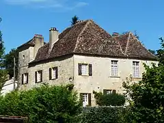 Maison ancienne dans le bourg de Cause-de-Clérans.