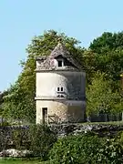 Pigeonnier dans le bourg.