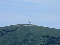 Le radar de l'aviation civile sur le Haut-Montet de la commune de Gourdon vue depuis Caussols.