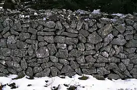 Muraille en pierres crues (ou écrues) à Caussols (Alpes-Maritimes).