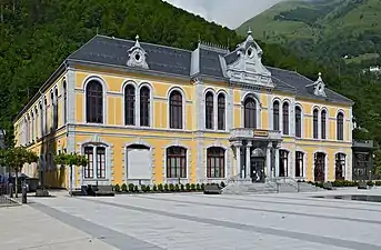 L'ancien casino-thermes des Œufs (1869), aujourd'hui cinéma, Cauterets.