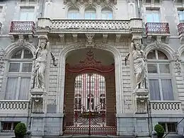 Le portail de l’immeuble Continental Résidence.