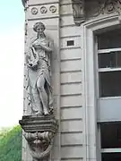 Une des statues de l’immeuble Résidence le Lys.