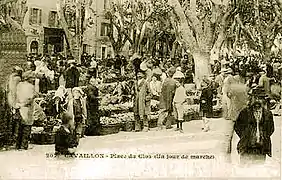 Jour de marché à la place du Clos