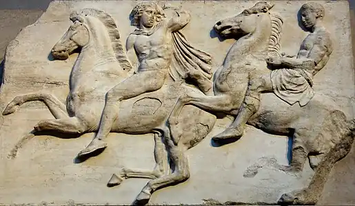Frise et bas-reliefs de cavaliers sur des chevaux.