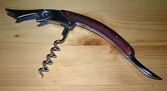 Couteau de sommelier ; modèle classique à un seul cran d'appui.
