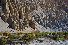 Grottes troglodytes entre Tetang et Chhusang.
