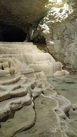 Gours formant une cascade intérieure.