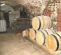 Pressoir à vin et pièce de vin traditionnels.