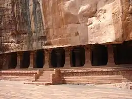 Le temple excavé exposé face au Nord. Le sanctuaire étant tourné vers le Sud à l'intérieur de la grotte.