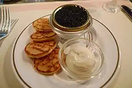 Caviar, blinis, et crème aigre.
