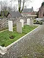 Carré militaire dans le cimetière.