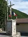 Le monument aux morts et calvaire.