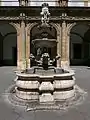 La fontaine du patio principal de la Fabrique royale de tabac de Séville.