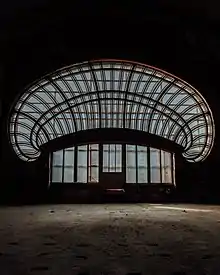 Au casino de Constanța, une baie vitrée vue de l'intérieur. Septembre 2020.