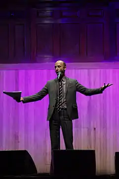 Cecil Baldwin dans un épisode en direct de Welcome to Night Vale en 2015.