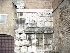Détail des vestiges avec le départ d'une arche, un pilier dorique et une portion de l'entablement.